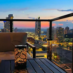 Apartment Luxury Downtown Sunset Getaway: Urban Oasis With Kitchen & Gym Calgary