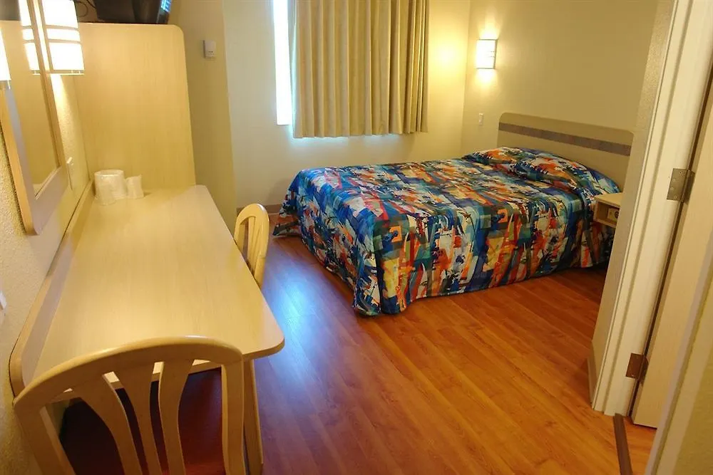 ** Hotel Motel 6-Brampton, On - Toronto Canada